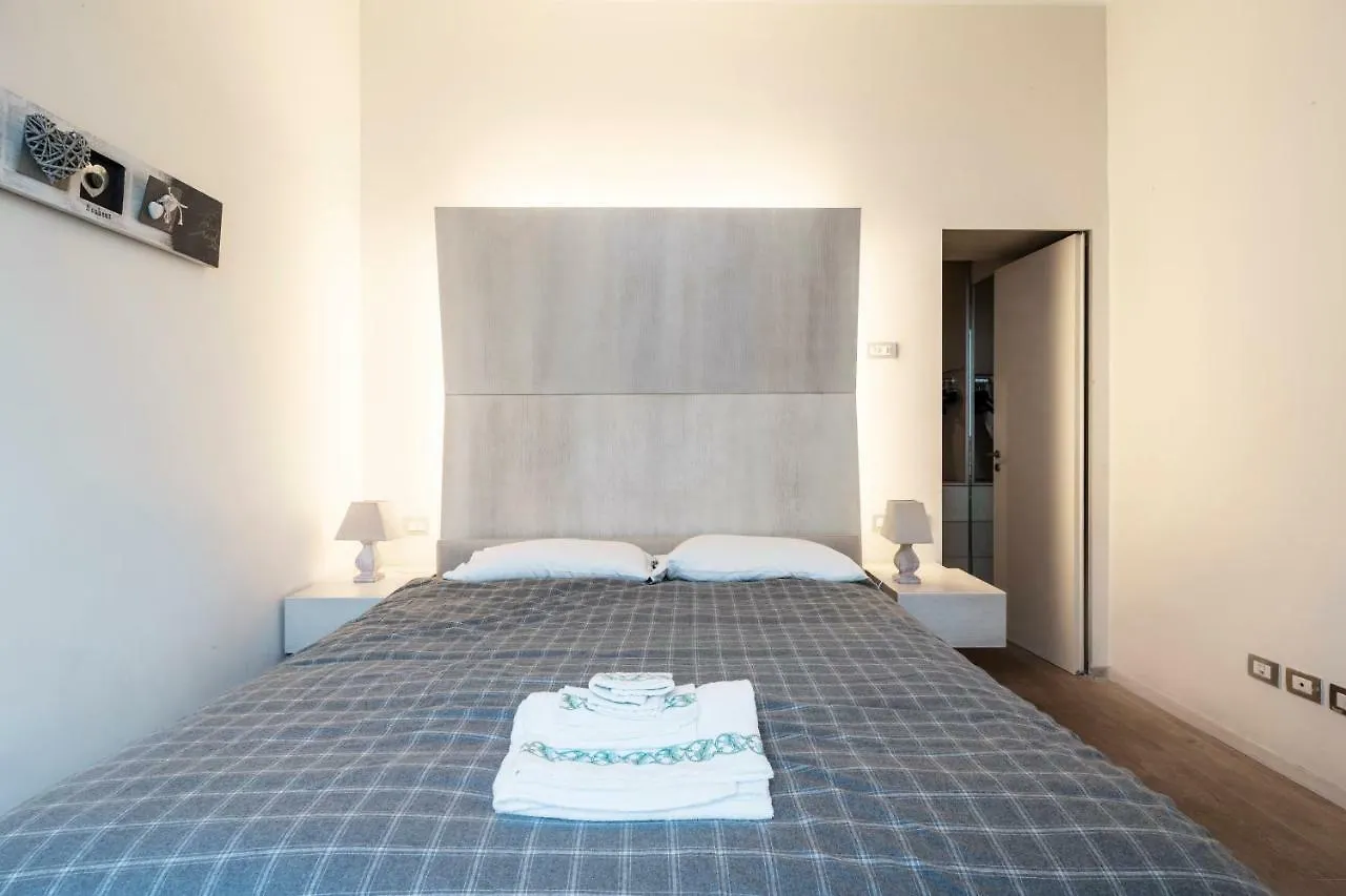 Santo Stefano Luxury Apartment Milan
